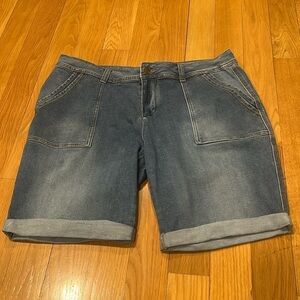 Time and tru women’s jean shorts size 18.